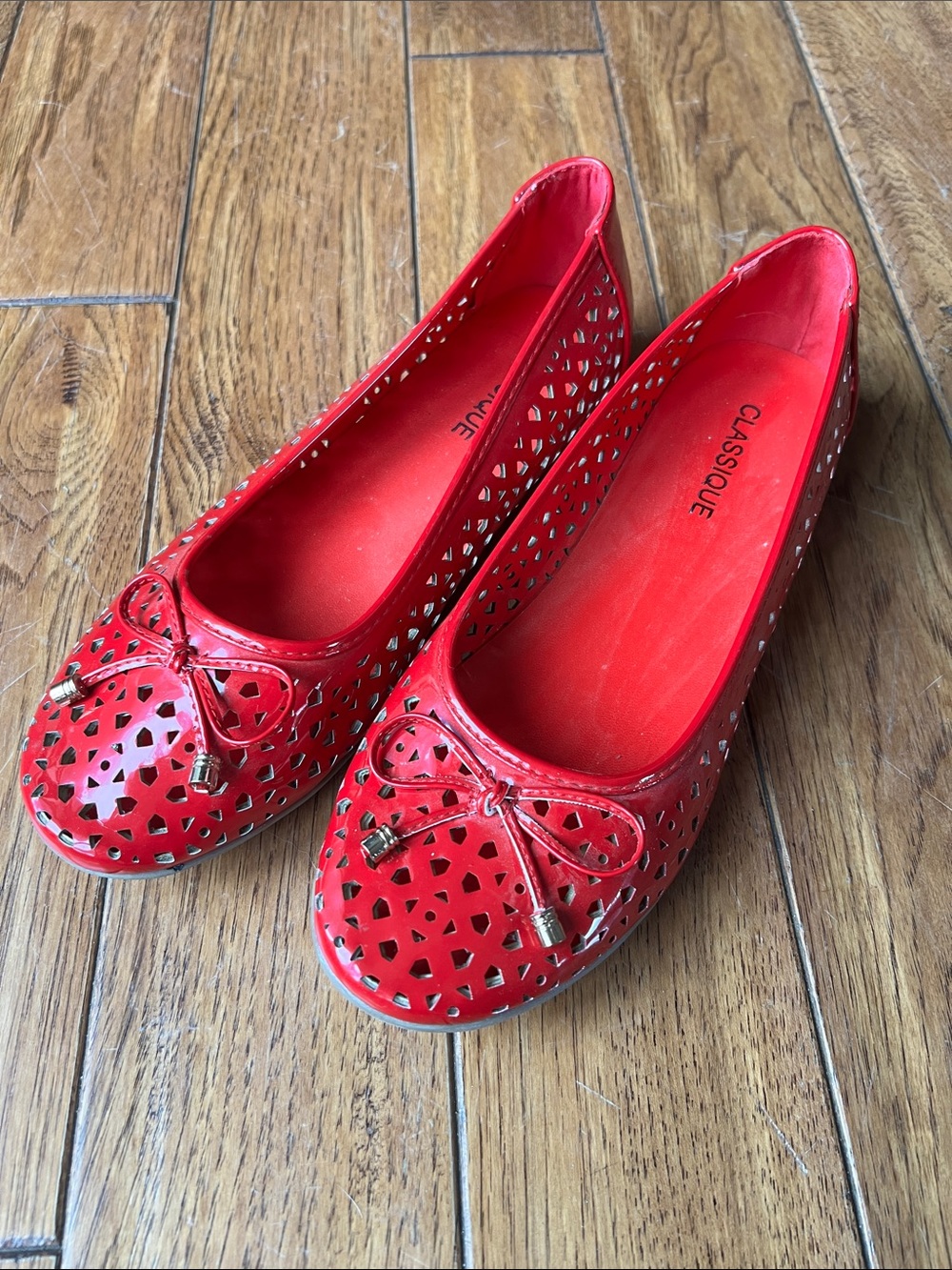 Classiques Entier Red Laser-Cut Bow Ballet Flats